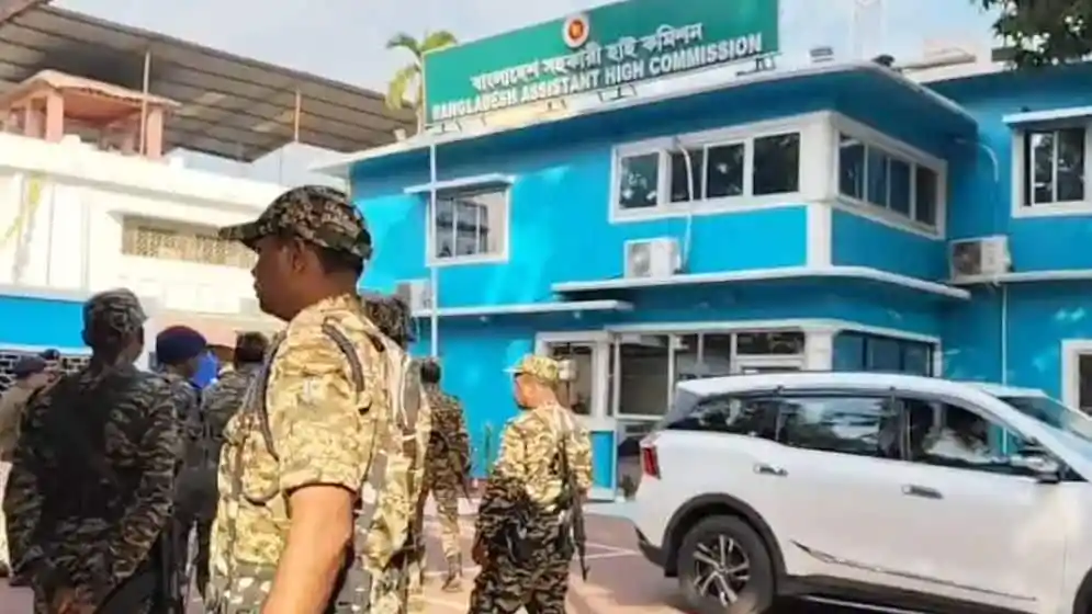 বাংলাদেশ দূতাবাসে হামলা ও প্রতিবাদে বিক্ষোভের ছবি. Channel i News - চ্যানেল আই নিউজ