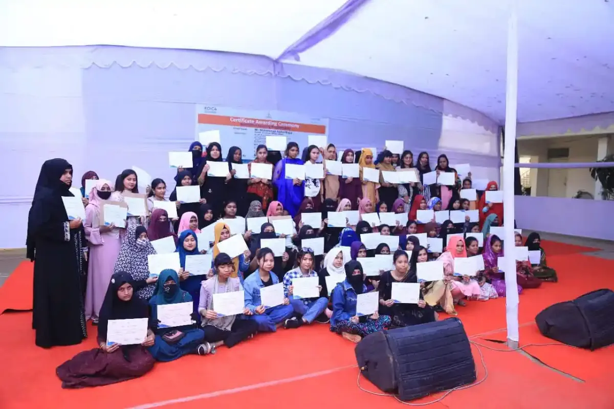 প্রশিক্ষণ গ্রহণকারী শিক্ষার্থীরা সনদপত্র হাতে নিয়ে ছবি তুলছে. Channel i News - চ্যানেল আই নিউজ