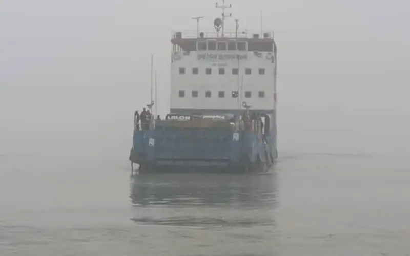 ঘন কুয়াশায় ঢাকা নদীতে ফেরি চলাচল ব্যাহত, নৌরুটে যানবাহন ও যাত্রীরা দুর্ভোগে. Channel i News - চ্যানেল আই নিউজ