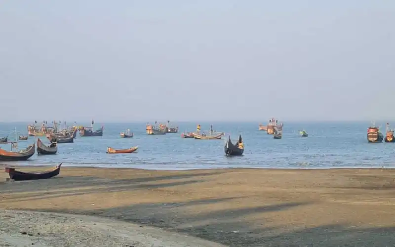 টেকনাফ সেন্ট মার্টিনে নৌকা ও ট্রলার সমুদ্রের মধ্যে ভাসছে. Channel i News - চ্যানেল আই নিউজ