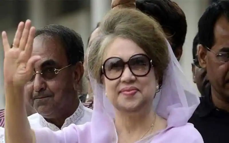 খালেদা জিয়া মুক্তিযোদ্ধা সমাবেশে অংশ নিচ্ছেন, তিনি হাসছেন ও হাত তুলে শুভেচ্ছা জানাচ্ছেন. Channel i News - চ্যানেল আই নিউজ