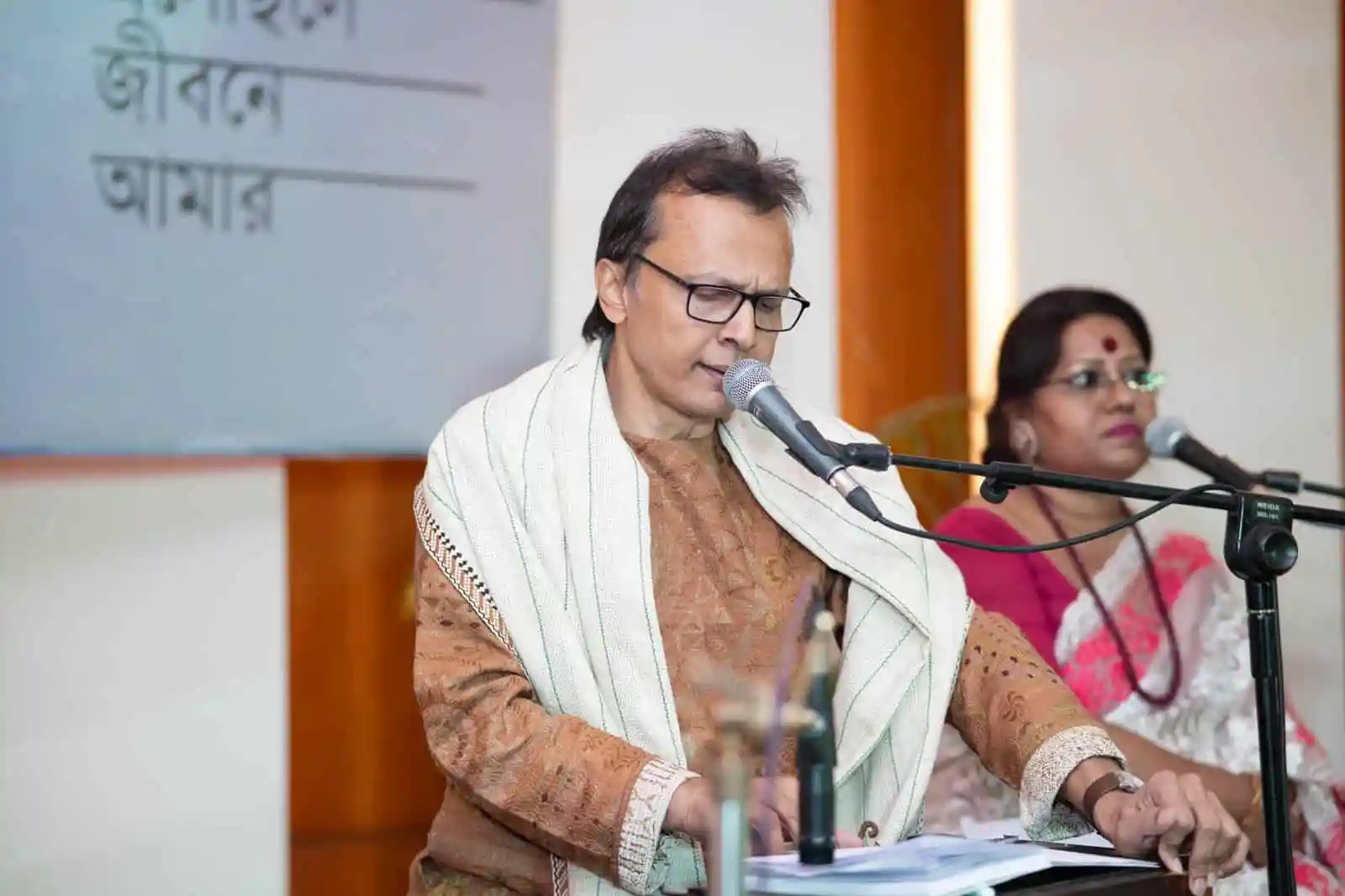 বাংলাদেশের একজন পুরুষ বক্তা মাইক্রোফোনে বক্তৃতা দিচ্ছেন. Channel i News - চ্যানেল আই নিউজ
