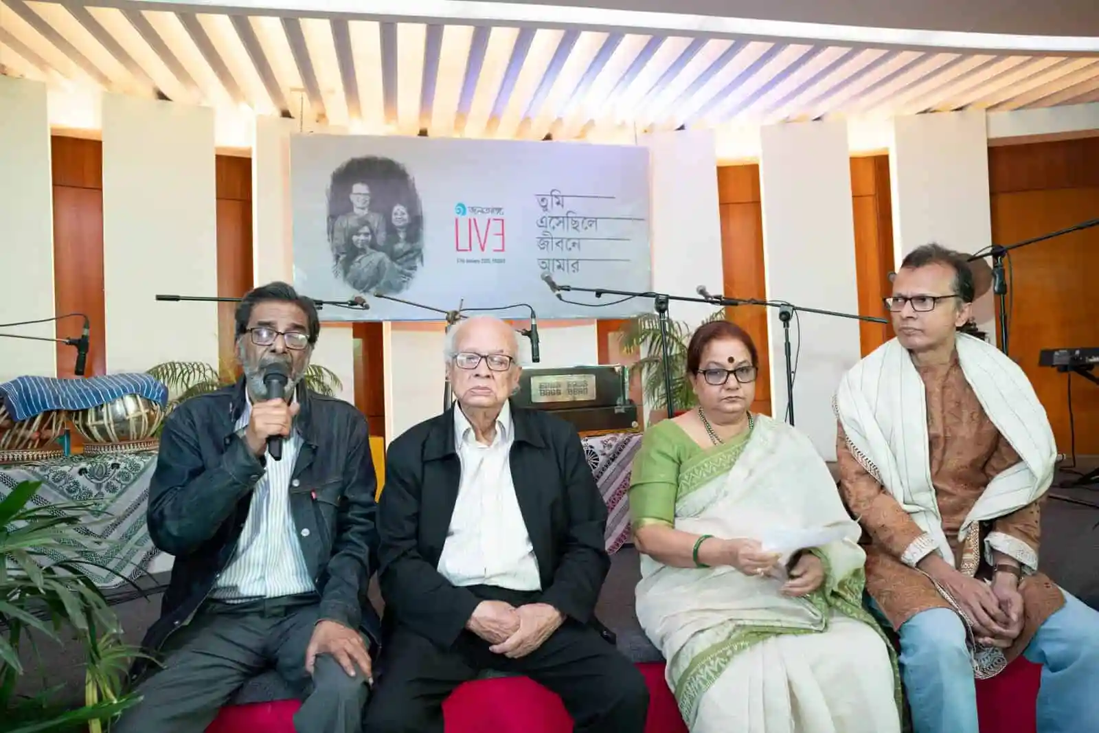 চ্যানেল আই অনলাইন অনুষ্ঠানে বক্তারা আলোচনা করছেন. Channel i News - চ্যানেল আই নিউজ