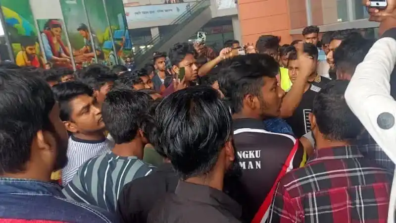 বাণিজ্য মেলায় সংঘর্ষে আহত ২২, পুলিশ লাঠিচার্জ করছে. Channel i News - চ্যানেল আই নিউজ