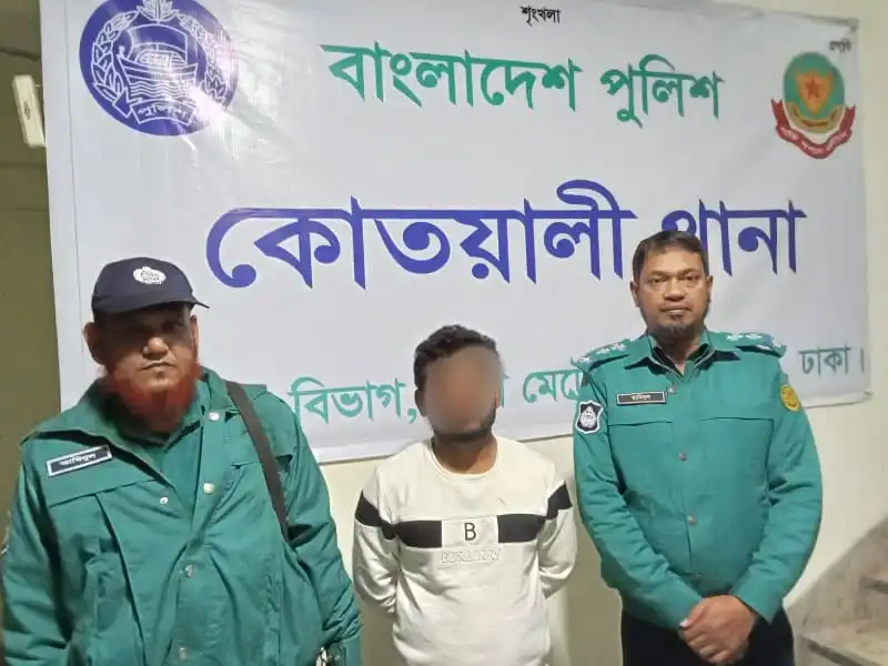 বাংলাদেশ পুলিশ কর্মকর্তাদের সঙ্গে আটক ব্যক্তি, চাঁদাবাজির অভিযোগে গ্রেপ্তার. Channel i News - চ্যানেল আই নিউজ