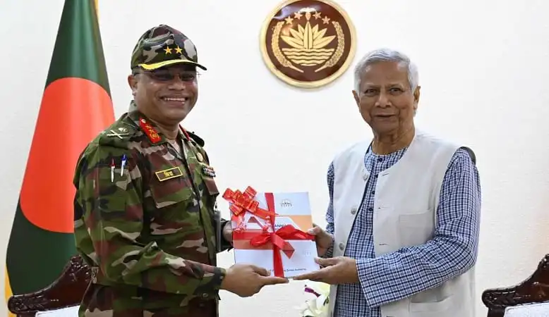 প্রধান উপদেষ্টার সঙ্গে সেনা কর্মকর্তার সাক্ষাৎ, বাংলাদেশের পতাকা ও সংবিধান চিহ্নের পেছনে. Channel i News - চ্যানেল আই নিউজ