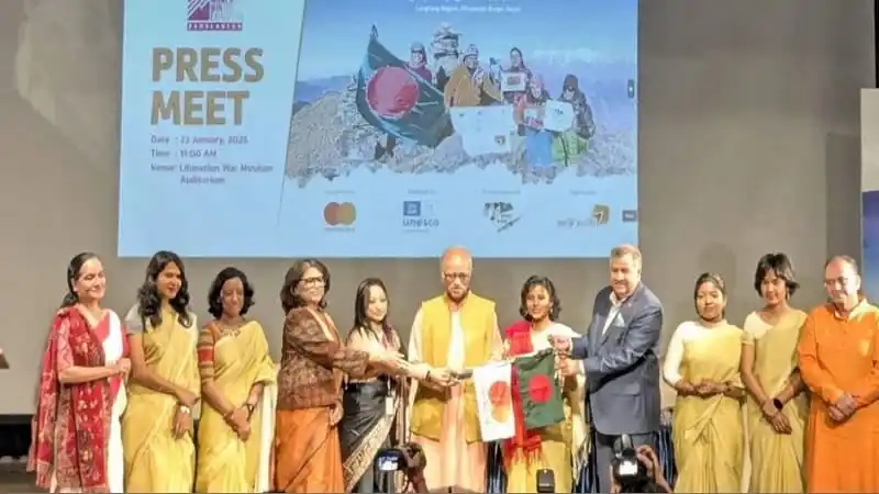 প্রেস কনফারেন্সে হিমালয় অভিযানের দল পতাকা হস্তান্তর করছে. Channel i News - চ্যানেল আই নিউজ