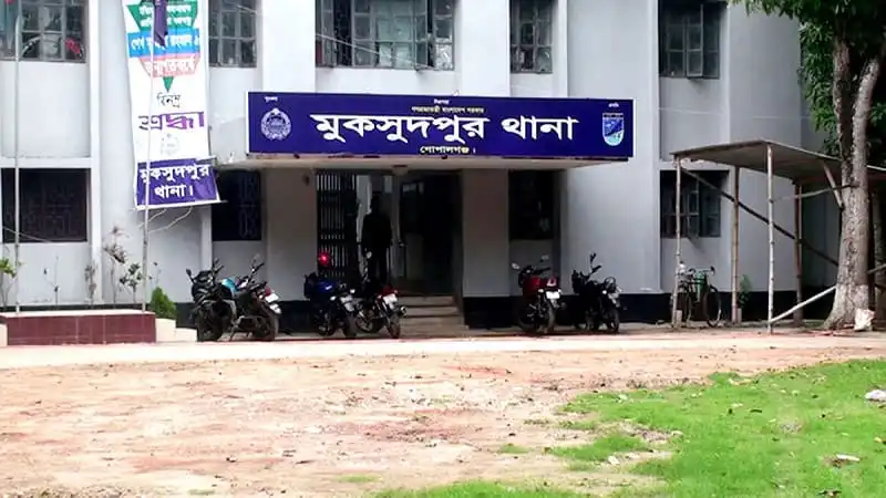সুন্দরগঞ্জ থানার প্রধান প্রবেশদ্বার ও বাইক পার্কিং এলাকা. Channel i News - চ্যানেল আই নিউজ