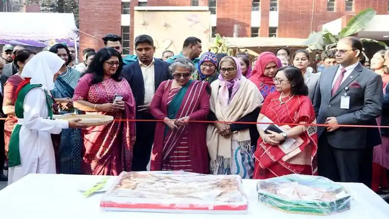 শিশু একাডেমি প্রাঙ্গণে পিঠা উৎসবের উদ্বোধন, অতিথি ও দর্শকদের উপস্থিতি. Channel i News - চ্যানেল আই নিউজ