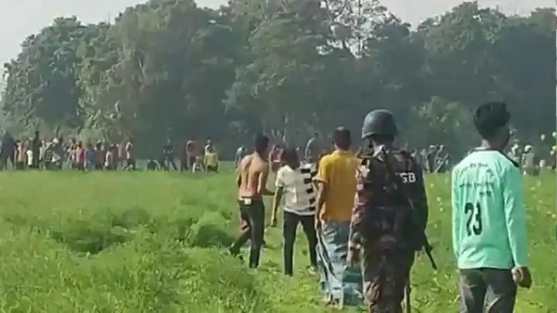 সীমান্তে বাংলাদেশ ও ভারতের গ্রামবাসীর মধ্যে সংঘর্ষের দৃশ্য. Channel i News - চ্যানেল আই নিউজ