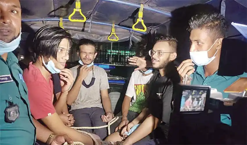 তরুণরা মাদকাসক্তি থেকে মুক্তির জন্য সচেতনতা সভায় অংশগ্রহণ করছে. Channel i News - চ্যানেল আই নিউজ