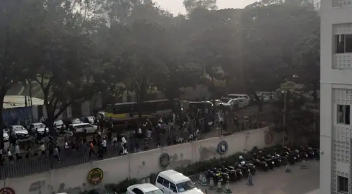 চাকরির জন্য ধাওয়া-পাল্টা ধাওয়া, পুলিশের ফাঁকা গুলি, সচিবালয়ের সামনে. Channel i News - চ্যানেল আই নিউজ