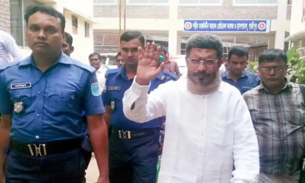 লুৎফুজ্জামান বাবরকে দেখা যাচ্ছে, তিনি জনসম্মুখে হাত তুলে শুভেচ্ছা জানাচ্ছেন. Channel i News - চ্যানেল আই নিউজ