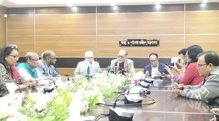 বাংলাদেশের একজন উচ্চ পর্যায়ের বৈঠকে অংশগ্রহণকারী ব্যক্তিরা আলোচনা করছেন।. Channel i News - চ্যানেল আই নিউজ