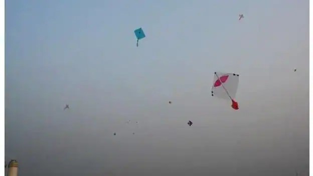 বিভিন্ন রঙের ঘুড়ি আকাশে উড়ছে. Channel i News - চ্যানেল আই নিউজ