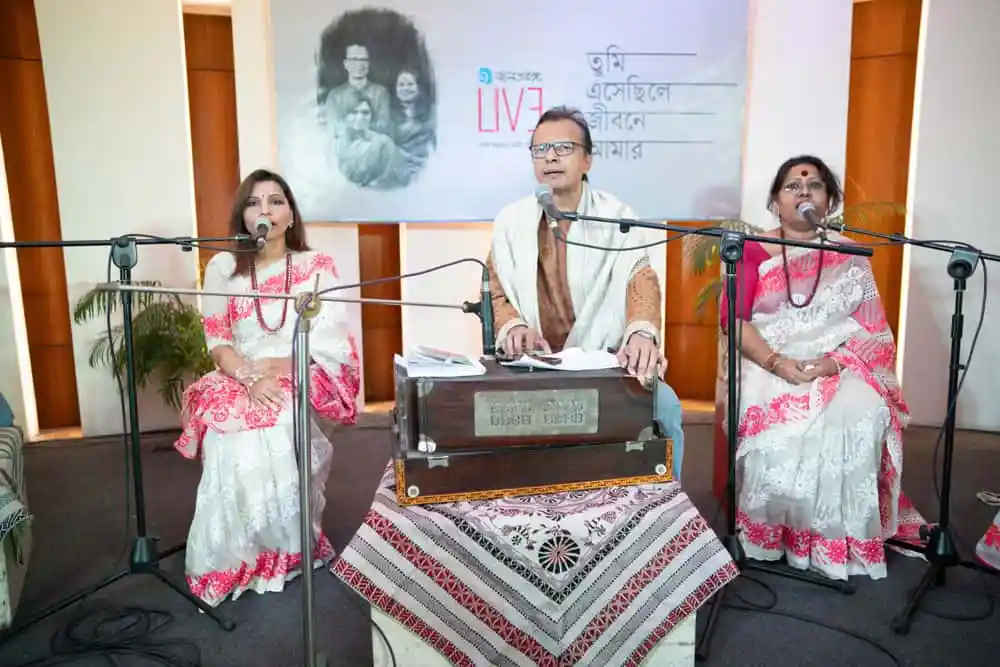 জলতরঙ্গের সাংস্কৃতিক পরিবেশনা, তিনজন শিল্পী মঞ্চে পারফর্ম করছেন. Channel i News - চ্যানেল আই নিউজ