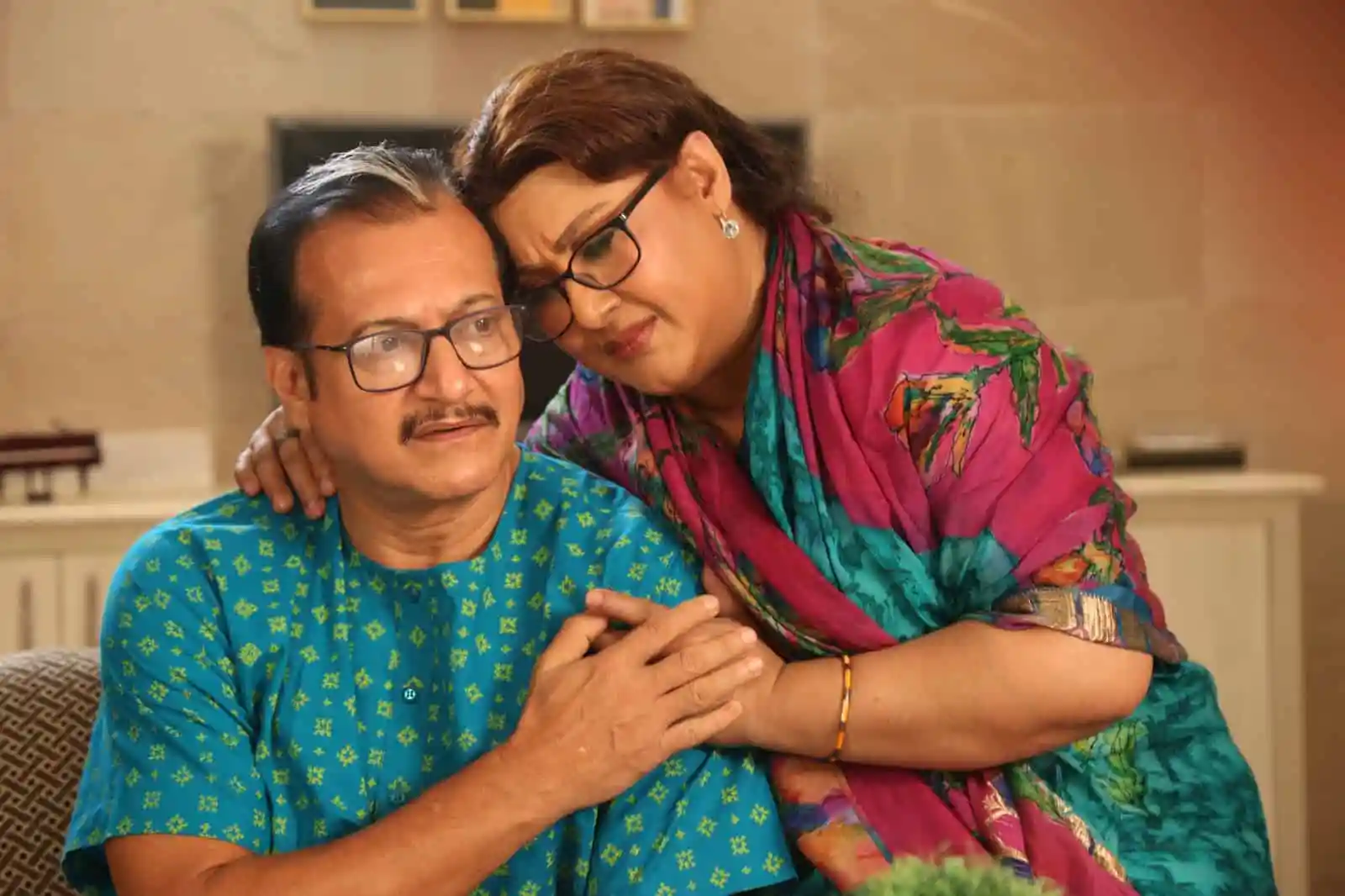 অভিনেতা আবুল হায়াত ও তার সহশিল্পী আবেগপ্রবণ দৃশ্যে. Channel i News - চ্যানেল আই নিউজ