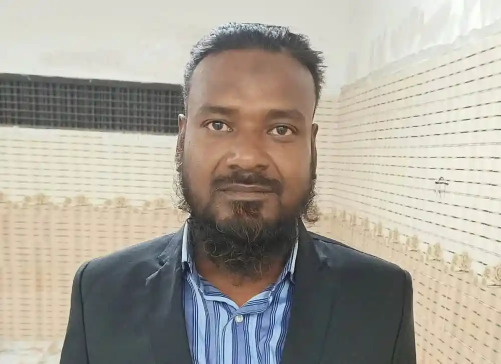 প্রফুল্ল ব্যক্তির ছবি, পেশাদার পোশাক পরিহিত. Channel i News - চ্যানেল আই নিউজ