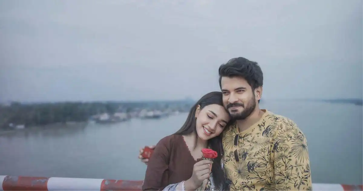 প্রেমিক ও প্রেমিকা নদীর পাড়ে হাসিমুখে ছবি তুলছেন. Channel i News - চ্যানেল আই নিউজ