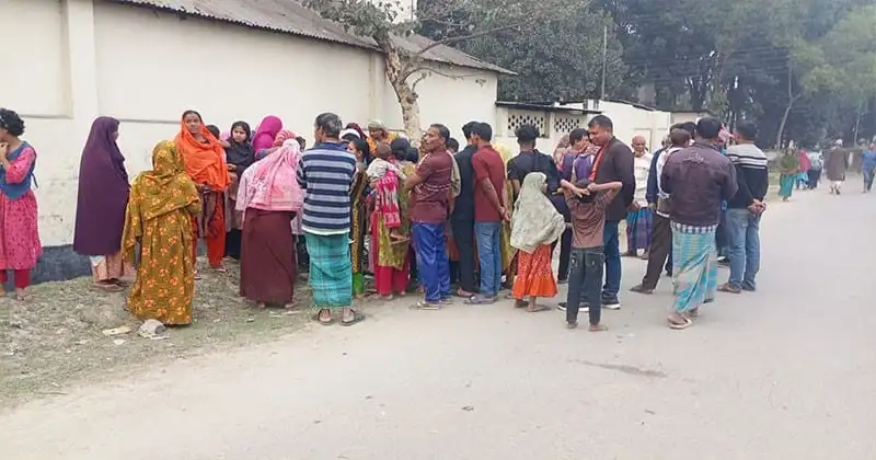 বাজারে মাছ বিক্রেতাদের দীর্ঘ লাইন, গ্রাহকদের ভিড়. Channel i News - চ্যানেল আই নিউজ
