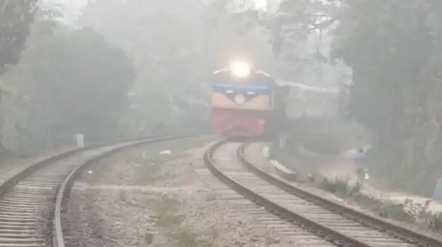 কুয়াশার মধ্যে ট্রেনের চলাচল, নিরাপত্তা নির্দেশনা. Channel i News - চ্যানেল আই নিউজ