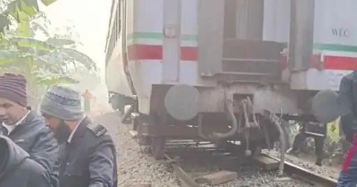 রাজশাহীর রেললাইনে গাড়ি লাইনচ্যুত, রেল যোগাযোগ বন্ধ. Channel i News - চ্যানেল আই নিউজ