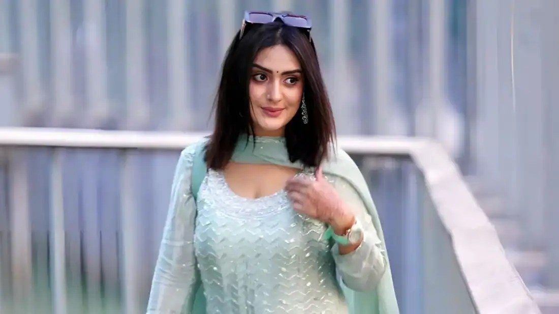 চিত্রনায়িকা নিঝুমের ছবি, সুন্দর পোশাক পরা, হাসিমুখে. Channel i News - চ্যানেল আই নিউজ