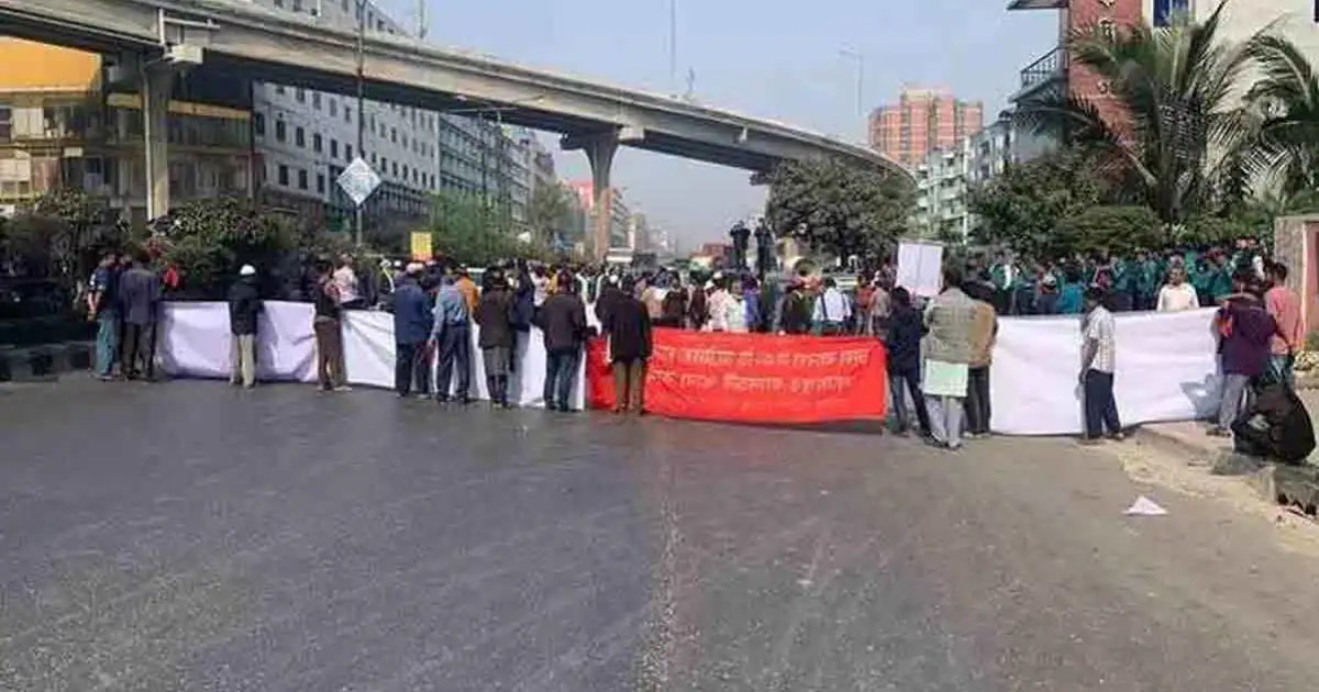 মহাখালীতে সিএনজি চালকদের বিক্ষোভ ও যানজটের ছবি. Channel i News - চ্যানেল আই নিউজ