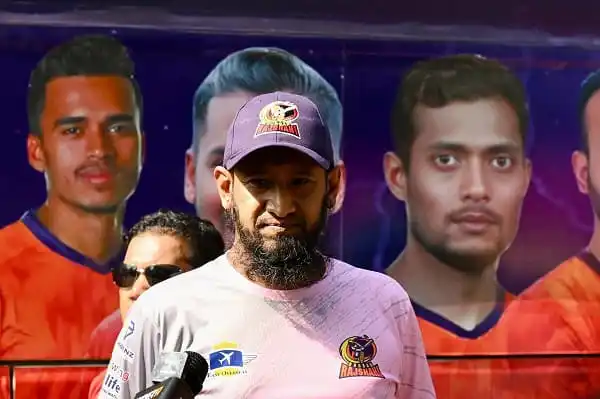 রাজশাহী ক্রিকেট দলের কোচের ছবি, সাংবাদিকদের সামনে বক্তব্য দিচ্ছেন. Channel i News - চ্যানেল আই নিউজ