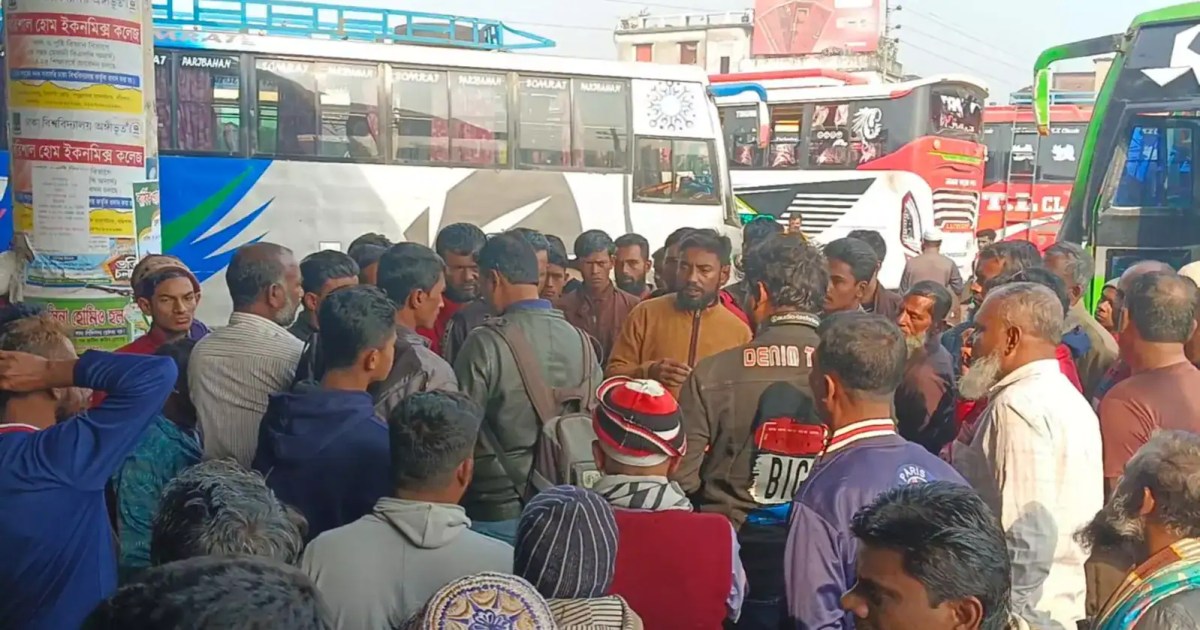 বাস চলাচল বন্ধ, বাসস্ট্যান্ডে ভিড়, যাত্রীরা অপেক্ষা করছে. Channel i News - চ্যানেল আই নিউজ