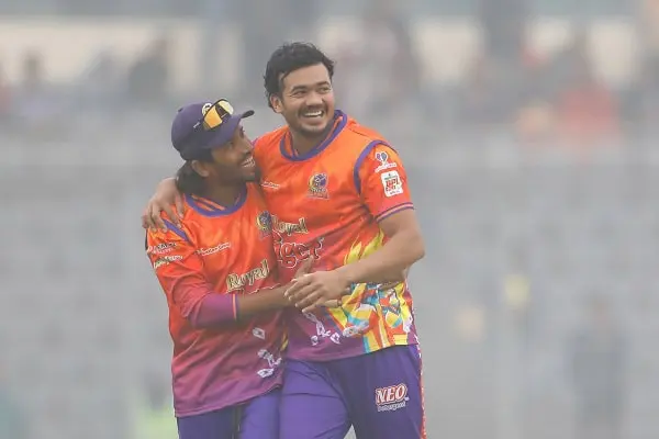 রাজশাহী ক্রিকেট দলের খেলোয়াড়রা উল্লাসে মেতে উঠেছে. Channel i News - চ্যানেল আই নিউজ