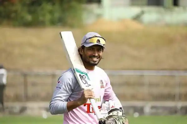 তামিম ইকবাল ক্রিকেট খেলোয়াড় ব্যাট হাতে হাসিমুখে. Channel i News - চ্যানেল আই নিউজ