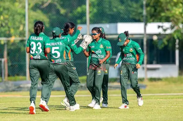 বাংলাদেশ নারী ক্রিকেট দলের খেলোয়াড়রা মাঠে অনুশীলন করছে. Channel i News - চ্যানেল আই নিউজ