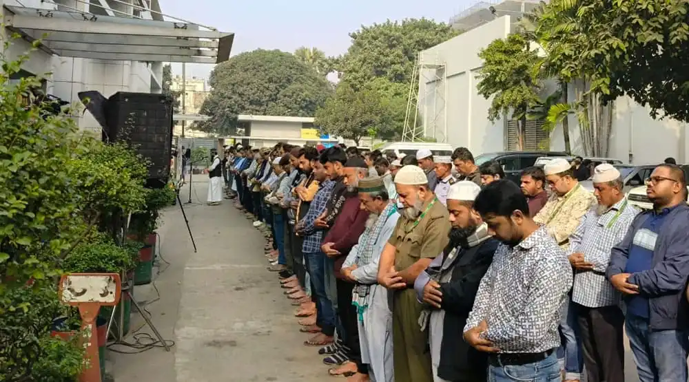 নায়িকা অঞ্জনাকে বিদায় জানাতে চ্যানেল আই অনলাইন কর্মীরা. Channel i News - চ্যানেল আই নিউজ