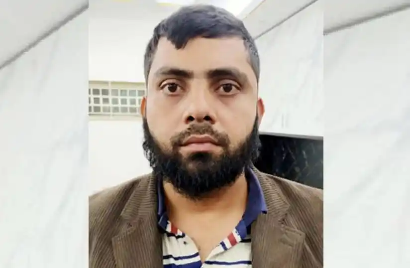 গ্রেপ্তার হওয়া রাসেল এর কাছ থেকে উদ্ধার করা হয় চাঁদাবাজির প্রমাণ।. Channel i News - চ্যানেল আই নিউজ