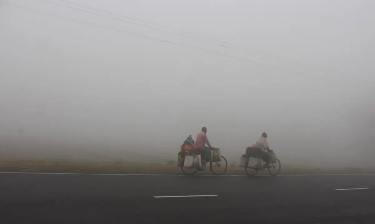 ঘন কুয়াশায় ঢাকা রাস্তা, দুইজন বাইসাইকেল চালক ও পথচারী. Channel i News - চ্যানেল আই নিউজ