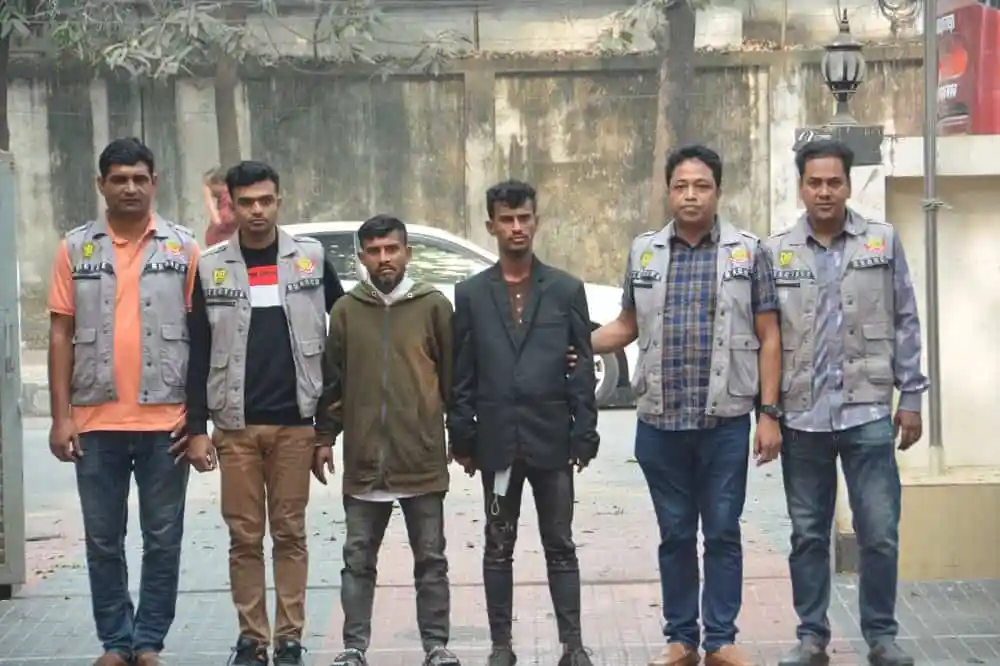 পুলিশের সঙ্গে সন্দেহভাজনদের আটক করা হয়েছে, তদন্ত চলছে।. Channel i News - চ্যানেল আই নিউজ