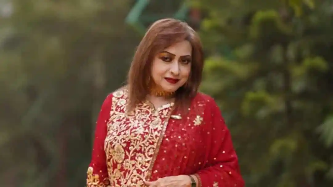 অঞ্জনাকে শেষ শ্রদ্ধা জানাতে উপস্থিত মানুষজন. Channel i News - চ্যানেল আই নিউজ
