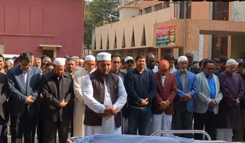 প্রবীর মিত্রের জানাজায় অংশগ্রহণকারীরা প্রার্থনা করছেন. Channel i News - চ্যানেল আই নিউজ