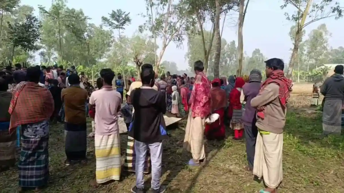 টাঙ্গাইলে ট্রেনে কাটা পড়ে স্বামী-স্ত্রীর মৃত্যু, অনেক মানুষ ঘটনাস্থলে উপস্থিত. Channel i News - চ্যানেল আই নিউজ