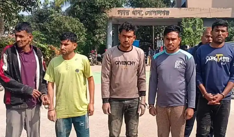 অপহরণকারী সন্দেহে ৫ যুবককে পিটুনি দিয়ে পুলিশে সোপর্দ. Channel i News - চ্যানেল আই নিউজ