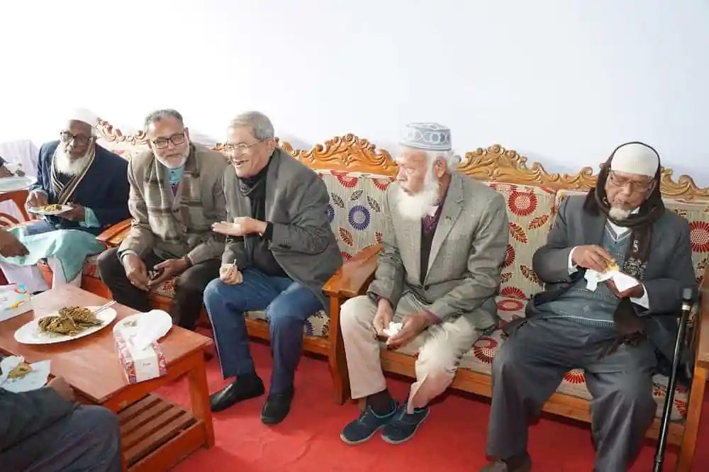 বয়স্ক ব্যক্তিরা একসঙ্গে বসে চা ও খাবার উপভোগ করছেন. Channel i News - চ্যানেল আই নিউজ