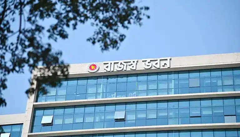 রাজধানীর ব্যাংক ভবন, ব্যাংকের নাম বাংলায় লেখা. Channel i News - চ্যানেল আই নিউজ