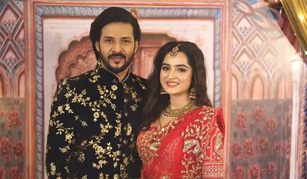 নবদম্পতি বিবাহের অনুষ্ঠানে পারিবারিক পরিবেশে হাসিমুখে ছবি. Channel i News - চ্যানেল আই নিউজ