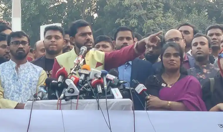 নুরের ওপর হামলার প্রতিবাদে জনসমাবেশে বক্তা বক্তব্য দিচ্ছেন. Channel i News - চ্যানেল আই নিউজ