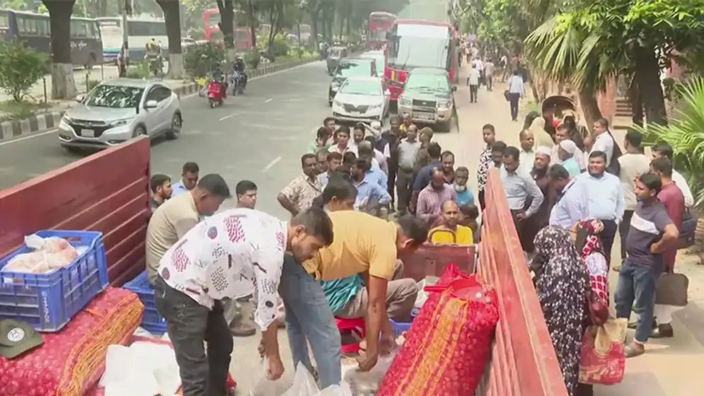 শীতের কারণে জনসমাগমে মানুষের ভিড়, বাংলাদেশে শৈত্যপ্রবাহ. Channel i News - চ্যানেল আই নিউজ