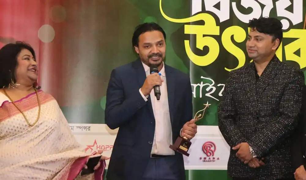 মালয়েশিয়ায় পুরস্কৃত মঞ্জুরুলের ছবি, পুরস্কার গ্রহণের সময়. Channel i News - চ্যানেল আই নিউজ