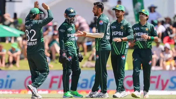 পাকিস্তান ক্রিকেট দলের খেলোয়াড়রা মাঠে একসঙ্গে উদযাপন করছে।. Channel i News - চ্যানেল আই নিউজ