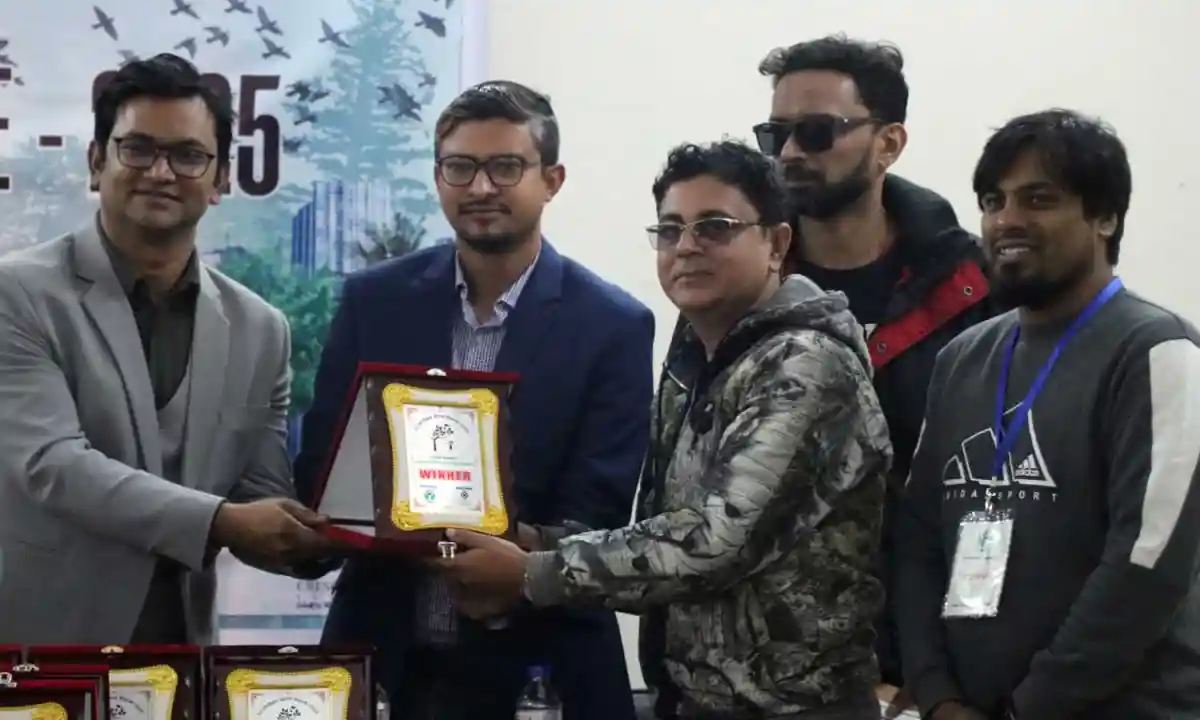 বিশ্বজিৎ ভট্টাচার্য বাপন ওয়াইল্ডলাইফ জার্নালিস্ট পুরস্কার গ্রহণ করছেন. Channel i News - চ্যানেল আই নিউজ