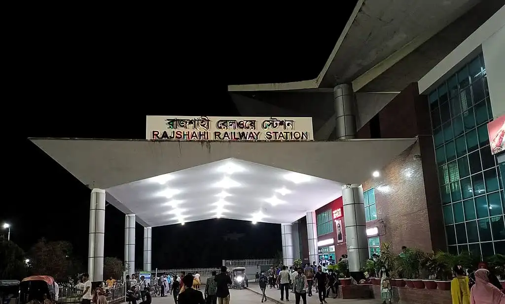 রাজশাহী রেলস্টেশনে ভাঙচুরের চিত্র, যাত্রীরা উপস্থিত. Channel i News - চ্যানেল আই নিউজ